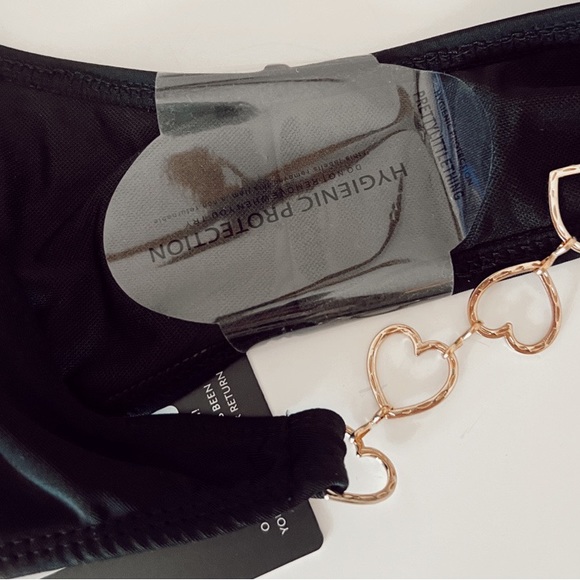 PrettyLittleThing NWT Black Bikini Bottoms with Gold Heart Chain Size US 4 - Picture 4 of 7